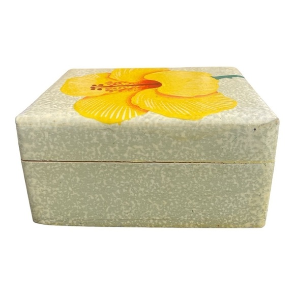 Handmade & painted Hibiscus wooden box, trinket box, jewelry box made in Haiti - Picture 2 of 8